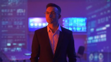 Erkek, bir hologramın arka planında tabletle çalışıyor.