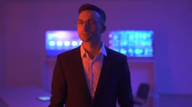 Gelecekteki ofiste duran iş adamı.