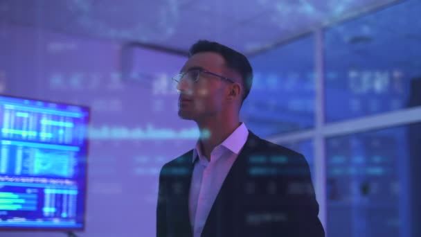 Hombre Negocios Gafas Trabajando Cuarto Oscuro Sobre Fondo Del Holograma — Vídeo de stock