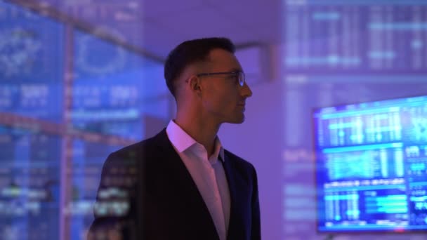 Affärsmannen Står Kontoret Med Ett Hologram Bakgrund — Stockvideo