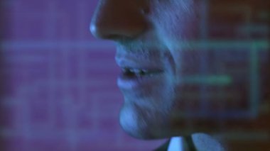 Hologram arka planında konuşan bir adamın yüzü.