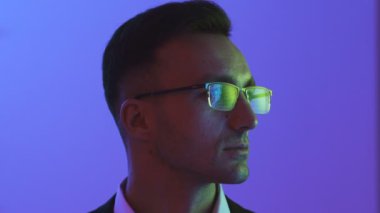 Mutlu iş adamı vitrine bakıyor.