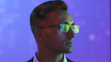 Mutlu iş adamı hologram arkaplanındaki görüntüye bakıyor.