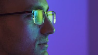 Vitrine bakan gözlüklü bir adamın yüzü.