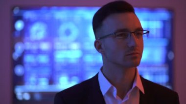 Gözlüklü mutlu işadamı vitrinde duruyor.