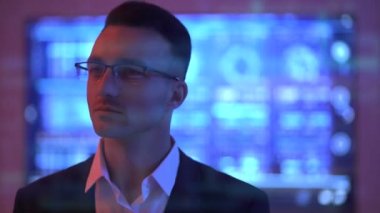 Hologram arka planında duran gözlüklü iş adamı.