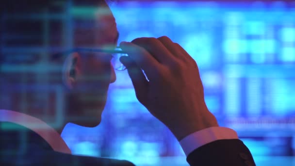 Erkek Hologram Arkaplanındaki Büyük Ekranın Yanında Duruyor — Stok video