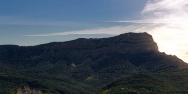 Gün batımı dağa yakın.