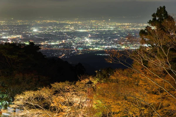 Autumn leaves and nightview of Isehara city from Mount Oyama — Stock Photo, Image
