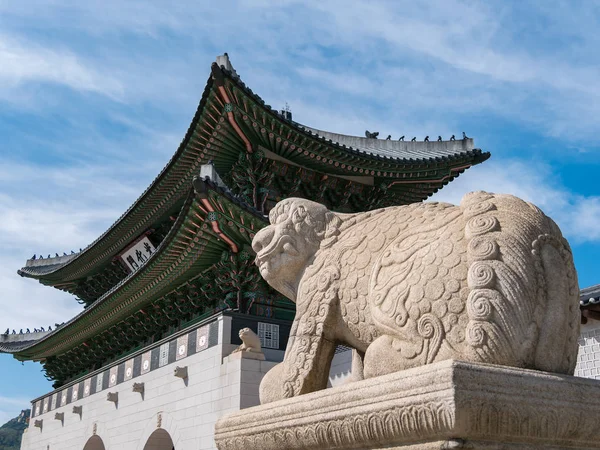 Statua in pietra di Haetae (Cane Guardiano) e Porta Gwanghwamun — Foto Stock