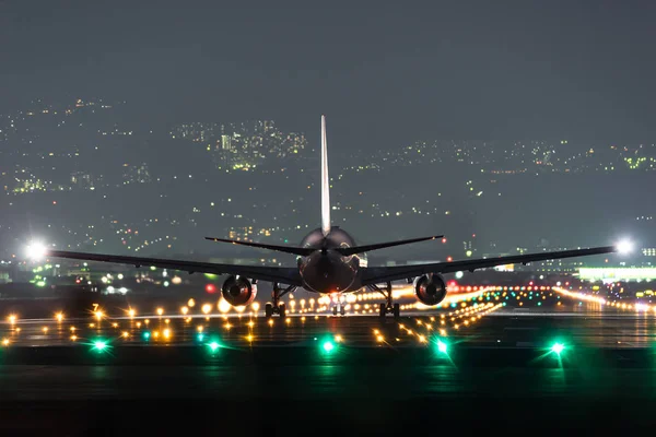 飞机在夜间起飞 图库图片
