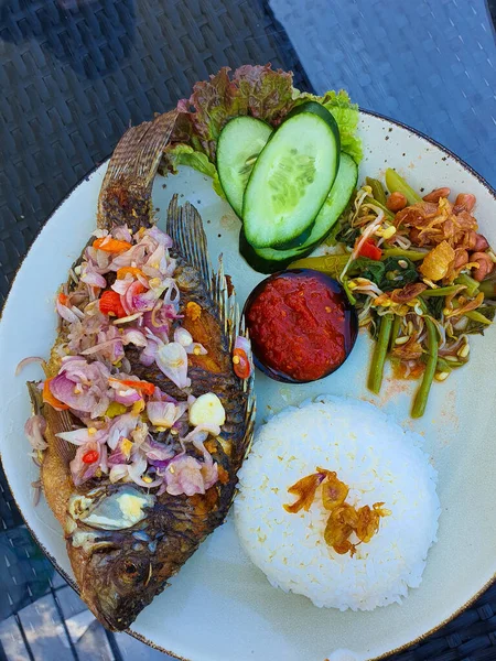 Μπαλί Πιάτο Tilapia Ψάρια Τηγανίζουμε Ρύζι Και Λαχανικά Ένα Εστιατόριο — Φωτογραφία Αρχείου