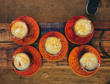 Geleneksel fındık çayı Bangladeş 'te ahşap bir alete konur.