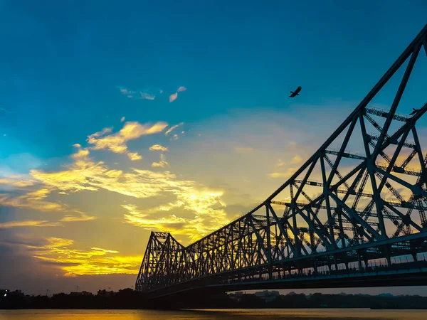 하우라 콜카타 후글리강에 역사적 캔틸레버 Cantilever Bridge 시간에 다리는 인도에서 로열티 프리 스톡 사진