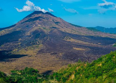 Batur Dağı, Kintamani Yanardağı. Endonezya 'nın Bali adasındaki Agung Dağı' nın kuzey batısındaki iki eş merkezli kalderanın merkezinde yer alan aktif bir volkan.