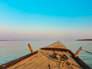 Bangladeş Padma Nehri 'nin geleneksel teknesinden nehir manzarası