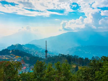 Gangtok, Sikkim - Kuzey Hindistan 'dan gökyüzü bulutlu Gangtok şehri manzarası