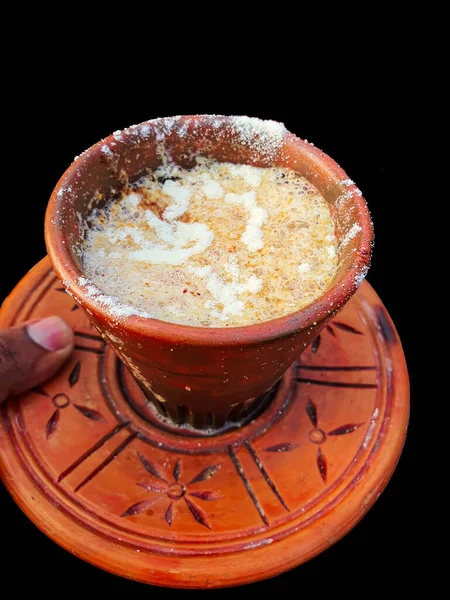 印度茶 在传统的粘土杯上加奶粉的腰果奶茶 — 图库照片