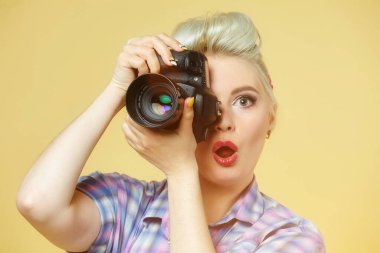 Fotoğrafçı kızın fotoğraf makineli bir fotoğrafı.