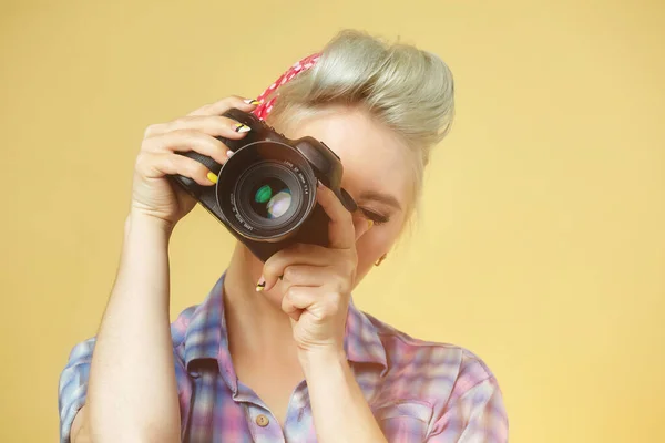 Fotoğrafçı kızın fotoğraf makineli bir fotoğrafı.