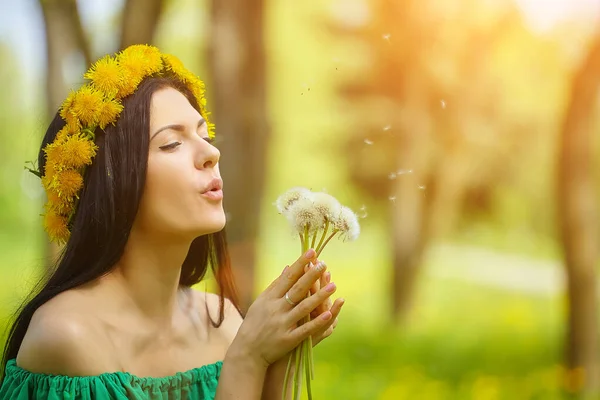 Beautiful Girl Enjoys Spring Wreath Dandelions Her Head — Stock Photo, Image