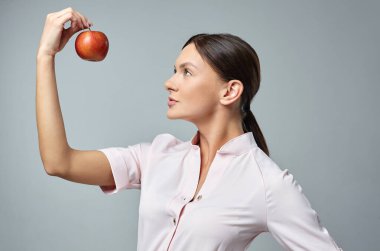 Kırmızı elmalı güzel