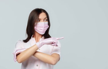 Doktorlar, enfeksiyon uzmanı, araştırma ve kovid19 konsepti. Tatmin olmuş genç Asyalı doktor virüs üzerinde iyi sonuçlar aldı, aşıyı keşfetti, baş parmağını kaldırdı, yüz maskesi ve eldiven taktı.