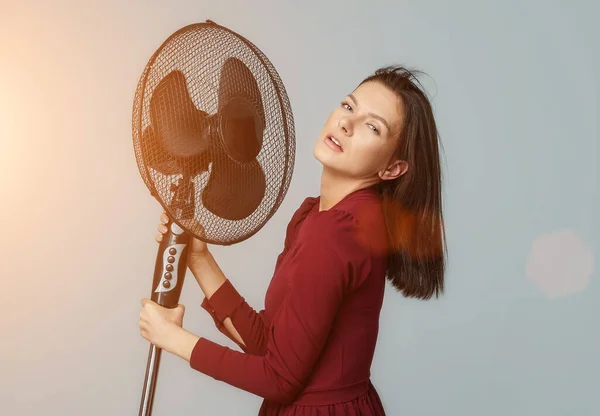 Chica Posando Con Ventilador — Foto de Stock