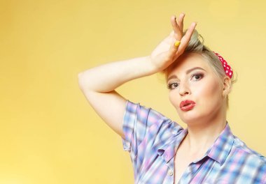 Sarı arka planda poz veren güzel sarışın.