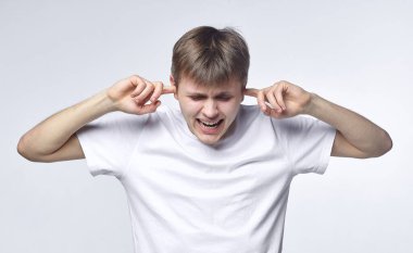 Genç adam çeşitli duygular gösteriyor. Yetenekli olmak, ruhsal durumu ve ruh halini temsil eder. Metin için boş alanı olan reklam kavramı