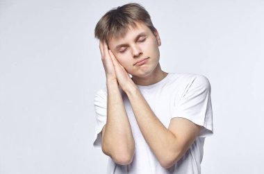 Genç adam çeşitli duygular gösteriyor. Yetenekli olmak, ruhsal durumu ve ruh halini temsil eder. Metin için boş alanı olan reklam kavramı