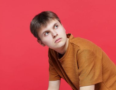 Genç adam çeşitli duygular gösteriyor. Yetenekli olmak, ruhsal durumu ve ruh halini temsil eder. Metin için boş alanı olan reklam kavramı