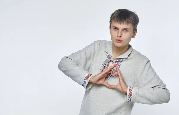 Egy Gyönyörű Fiatalember Fehérorosz Nemzeti Jelmezben Vászonból Fehér Alapon Elszigetelve — Stock Fotó