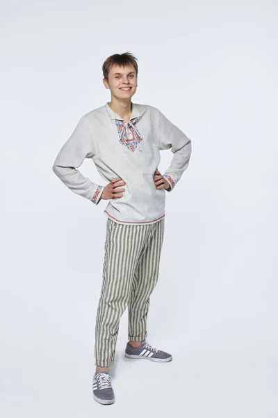 白い背景に隔離されたベラルーシの民族衣装を着た美しい若い男 — ストック写真