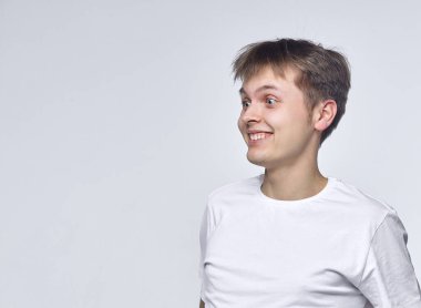 Genç adam çeşitli duygular gösteriyor. Yetenekli olmak, ruhsal durumu ve ruh halini temsil eder. Metin için boş alanı olan reklam kavramı