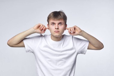 Genç adam çeşitli duygular gösteriyor. Yetenekli olmak, ruhsal durumu ve ruh halini temsil eder. Metin için boş alanı olan reklam kavramı