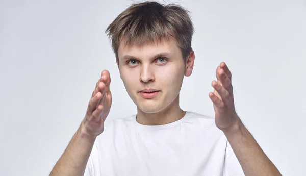 Der Junge Mann Zeigt Verschiedene Emotionen Talentiert Beschreibt Den Inneren — Stockfoto