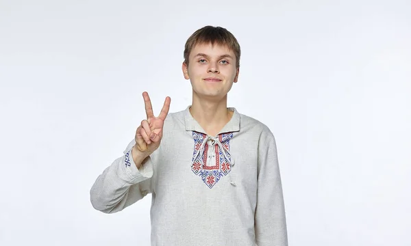 白い背景に隔離されたベラルーシの民族衣装を着た美しい若い男 — ストック写真
