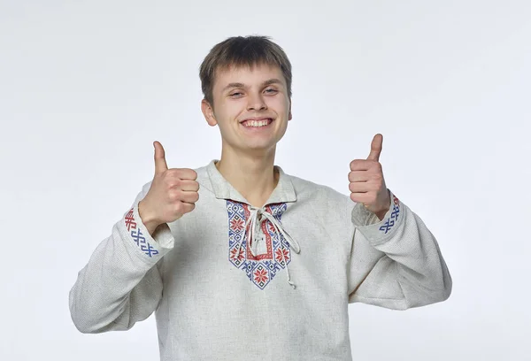 Ein Schöner Junger Mann Weißrussischer Nationaltracht Aus Leinen Isoliert Auf — Stockfoto