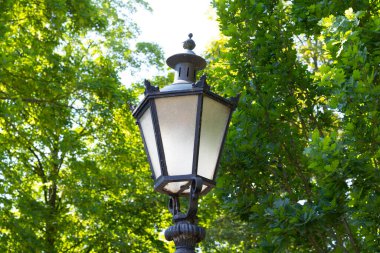 Moers 'daki bir şehir parkında klasik fenerler.