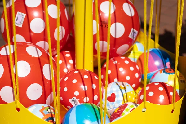 Moers 'ın merkez caddesinde çocuk oyuncakları satılıyor.