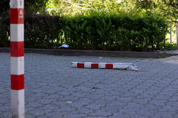 Park yerindeki direklere.