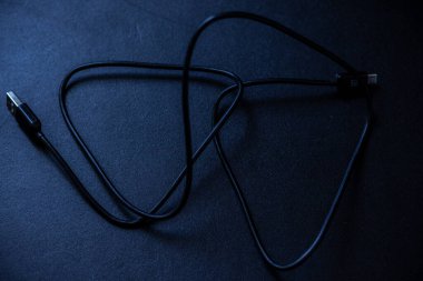 Telefonu şarj etmek için kablo.