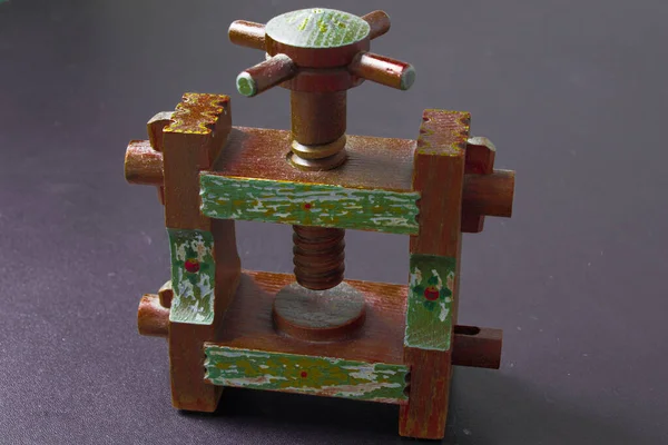 Tahta şarap ütü oyuncağı.