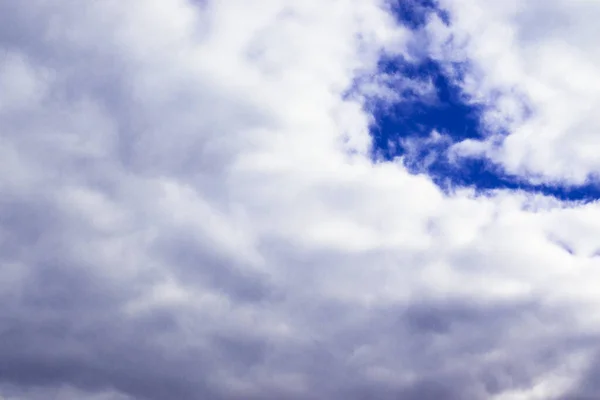 Mavi gökyüzü ve beyaz bulutlar