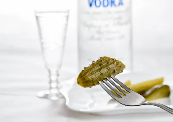 Ein Glas Wodka Und Eine Gurke — Stockfoto