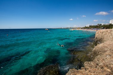 Taş cliff bir güzel mavi denizde Kıbrıs
