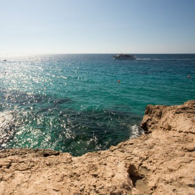 Taş cliff güzel bir mavi denizde