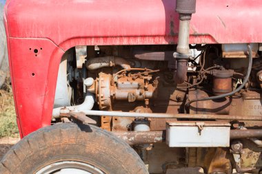 Büyük tekerlekler ile küçük traktör