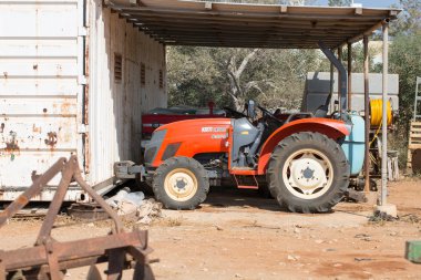 Büyük tekerlekler ile küçük traktör